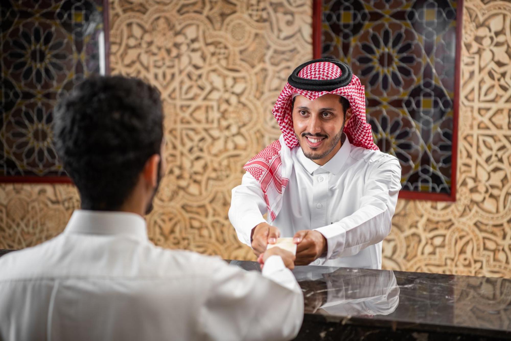 Al Shohada By Palm Rich Makkah Hotel Mekka Eksteriør billede Arab men greeting each other