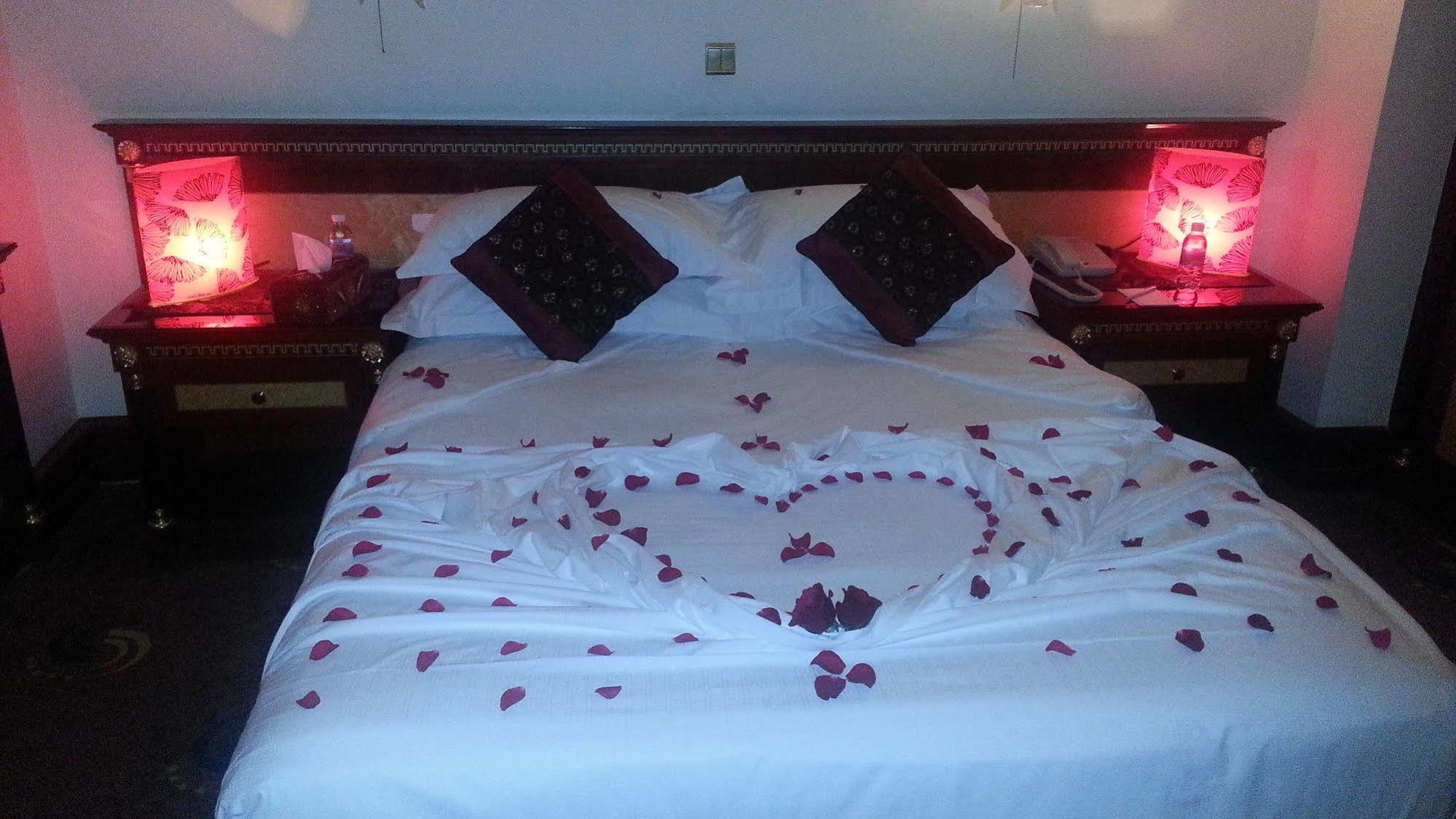 Al Shohada By Palm Rich Makkah Hotel Mekka Eksteriør billede A bed with rose petals