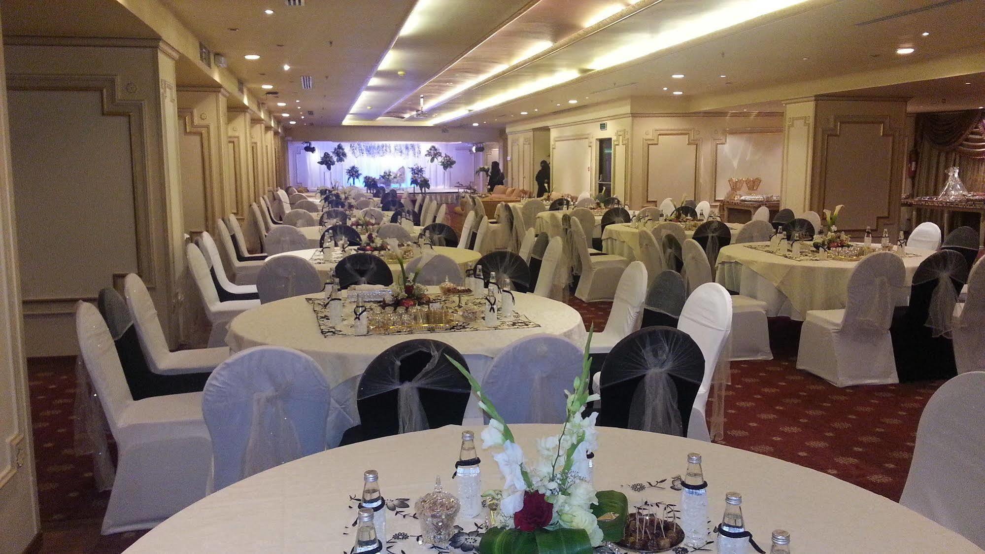 Al Shohada By Palm Rich Makkah Hotel Mekka Eksteriør billede The ballroom of the hotel